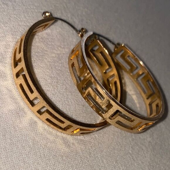 Chic Gold Geometric Hoop Earrings - Picture 1 of 1